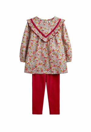 Langærmet blomsterkjole med flæset krave og røde kanter kombineret med ensfarvede røde legging til et børnetøj.