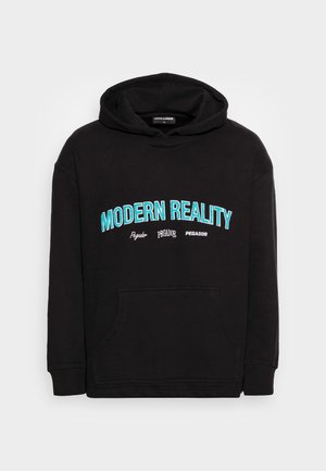 Schwarzer Kapuzenpullover mit Fronttasche und türkisfarbener Aufschrift „MODERN REALITY“ über kleineren weißen „PEGADOR“-Logos auf der Brust.