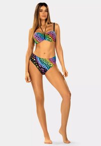Zestaw bikini z wielokolorowym wzorem zwierzęcym, składający się z topu bandeau i spodenek o wysokim stanie; materiały wydają się gładkie, elastyczne i lekkie.