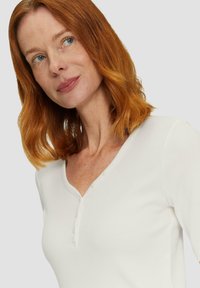 s.Oliver MIT HENLEY-AUSSCHNITT - T-Shirt basic - ecru