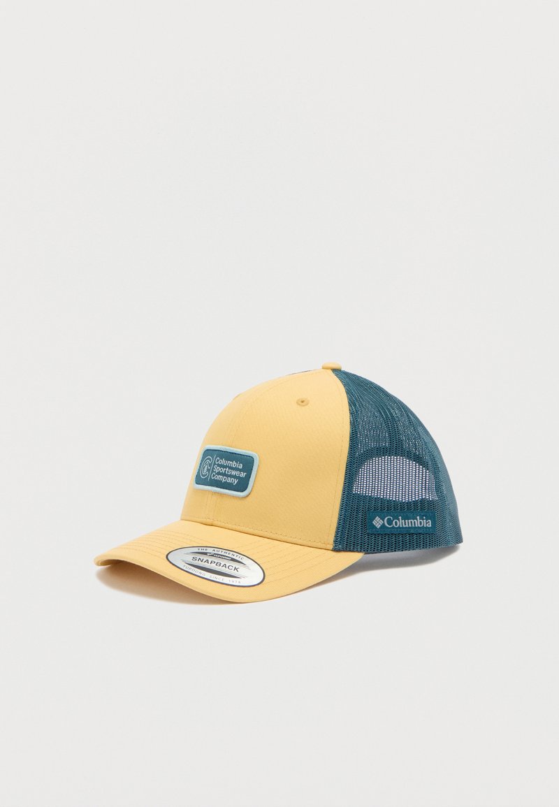 Casquette snapback jaune avec un dos en mesh vert et un patch logo. Elle présente une visière incurvée et des trous de ventilation sur les côtés.