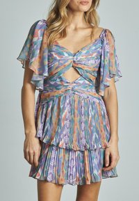 Mehrfarbiges, plissiertes Kleid mit schwingenden Ärmeln, das eine verdrehte Vorderseite, ausgeschnittene Details und eine Mischung aus geometrischen Mustern in Pastellfarben präsentiert.