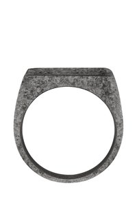 Betonski prstan z teksturirano, mat sivo površino in široko obliko. Oblika je zaobljena z ravnim vrhnjim robom in gladkim notranjim delom.
