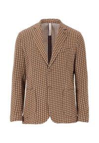 Blazer da uomo a motivi houndstooth marrone e bianco con due bottoni, collo a punta e tasche a pattina su uno sfondo bianco.