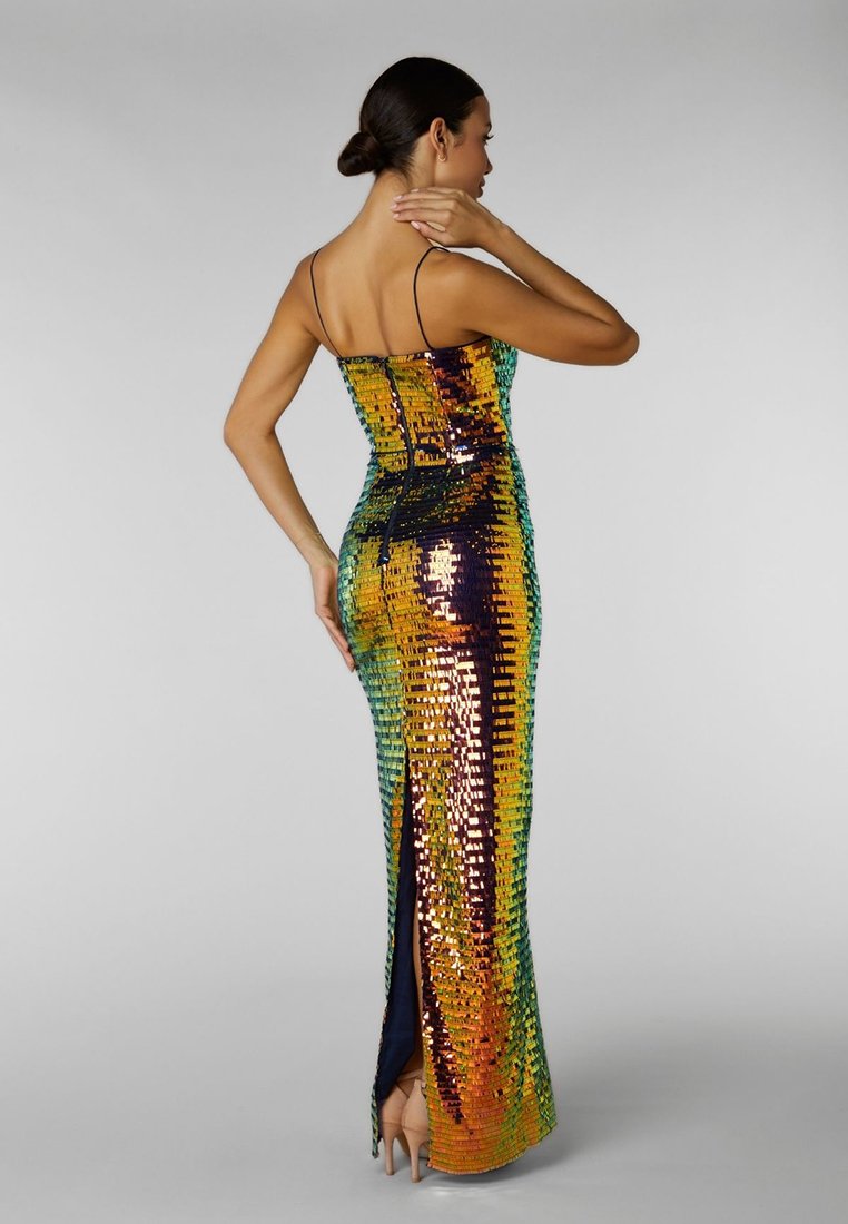 Schimmerndes bodenlanges Kleid mit mehrfarbigen Pailletten in Grün, Gold und Lila, einem hohen Schlitz bis zum Oberschenkel und dünnen Trägern.