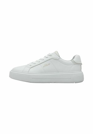 Weisse Ledersneaker mit strukturiertem Muster, flacher Gummisohle und tonaler Naht. Mit einem kleinen, goldenen Logo an der Seite.
