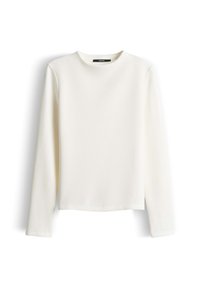 Weißes Langarmshirt mit Rundhalsausschnitt, einfachem, glattem Stoff und einem kleinen schwarzen Etikett an der Innenseite des Kragens.