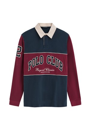 Camiseta de rugby de manga larga en azul marino y burdeos con cuello beige, texto ""Polo Club Beyond Classics"" en el frente y número 2 en la manga izquierda.