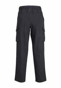 Pantaloni cargo neri con vita elasticizzata, tasche laterali e vestibilità rilassata. Il tessuto sembra liscio con una leggera texture opaca.