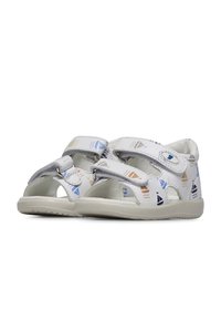 Witte sandalen met een bootpatroon in blauw, oranje en donkerblauw. Gemaakt van synthetisch materiaal, met verstelbare klittenbandriemen en uitsparingen.