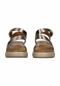 Metallische bronzen sandalen met kruislings banden, open teenontwerp en een lichte beige gevoerde zool. Verstelbare gespsluiting voor een veilige pasvorm.