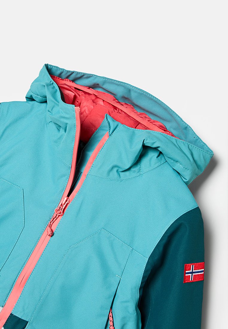 Türkis und dunkelgrüne Jacke mit einem pinken Reißverschluss, Kapuze und norwegischem Flaggenpatch. Verfügt über kantige Nähte und eine glatte Textur.