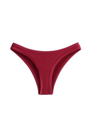 Bikiny v tmavočervenej farbe, ribkovaná textúra, nízky strih, so širokými bokmi a bezšvovým zakončením.