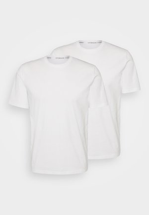 Două tricouri albe din bumbac, cu mâneci scurte, decolteu rotund și o textură netedă. Prezintă un design simplu și clasic.