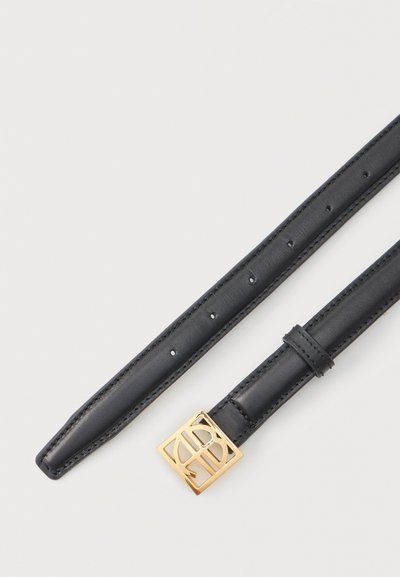 Juodas odinis diržas su daugeliu reguliavimo skylių ir auksine kvadratine sagtimi, kurioje yra geometrinis išpjovimų raštas.