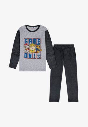 Grijze longsleeve top met zwarte mouwen met de tekst "GAME ON!" en cartoonhonden, gecombineerd met zachte zwarte pyjamabroeken.