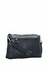 Borsa a tracolla in pelle blu scuro con tracolla regolabile e tasca frontale con zip su sfondo bianco.