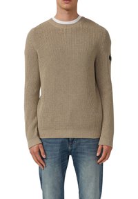 Beiger, gerippter Pullover mit Rundhalsausschnitt, strukturiertem Strick und kontrastierendem weißen Kragen. Mit langen Ärmeln und einem dezenten Markenpatch am Arm.