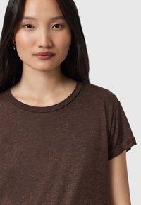 T-shirt marrone a maniche corte con scollo rotondo e tessuto leggermente testurizzato, con maniche arrotolate e vestibilità rilassata.