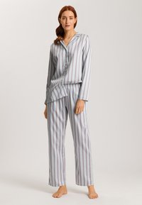 Gestreept pyjama set in lichtblauw, met lange mouwen, knoopsluiting aan de voorkant en elastische broek met contrasterende paarse en roze strepen.