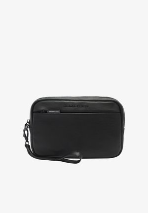 Pochette rectangulaire en cuir noir avec poche zippée à l'avant et bracelet, avec logo embossé "MOMO DESIGN."