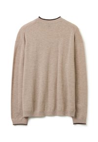 Pull en tricot beige avec un col rond, des manches longues et une bordure brun foncé au niveau du col et des poignets. Texture douce et design minimal.