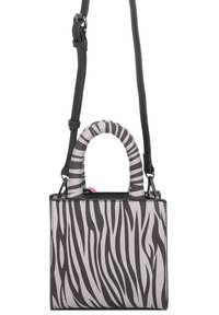 Borsa a strisce zebra con un design strutturato, caratterizzata da un motivo bianco e nero, manici corti a righe e una tracolla removibile.