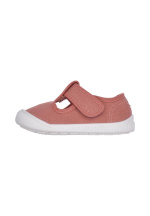 Chaussure en toile rose avec une bride en Velcro, bout rond et semelle en caoutchouc blanche. Dispose d'un design ajouré sur le côté pour la ventilation.
