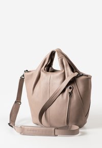Borsa in pelle taupe chiaro con finitura texture, dotata di manici doppi e di una lunga tracolla regolabile. Include una tasca laterale con zip.