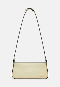 Borsa a spalla in pelle color crema con forma rettangolare, rifiniture nere, tracolla regolabile e una texture delicata. Presenza del marchio visibile.
