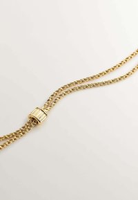 Collar de cadena de oro trenzada con un cierre cilíndrico. Presenta dos hebras entrelazadas, textura suave y acabado metálico brillante.