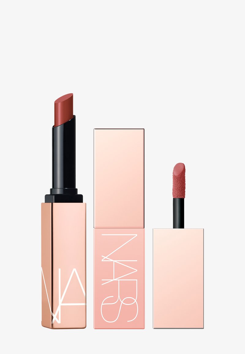 To lyserøde rektangulære læbestiftbeholdere med NARS-logo, den ene med læbestift og den anden med en påfører til læbepomade, der viser støvede rosa nuancer.