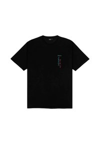 Schwarzes Baumwoll-T-Shirt mit kurzen Ärmeln; die Vorderseite zeigt bunten vertikalen Text in Rot und Türkis; klassisches Rundhalsausschnitt-Design.
