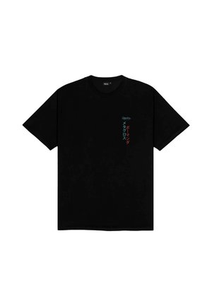 Schwarzes Baumwoll-T-Shirt mit kurzen Ärmeln; die Vorderseite zeigt bunten vertikalen Text in Rot und Türkis; klassisches Rundhalsausschnitt-Design.