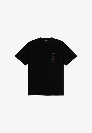 Zwarte katoenen t-shirt met korte mouwen; de voorkant heeft kleurrijke verticale tekst in rood en teal; klassiek crew neck ontwerp.