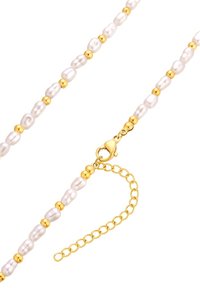 Parelsnoer met onregelmatige witte parels afgewisseld met gouden kralen. Voorzien van een gouden karabijnsluiting en een verstelbare ketting.