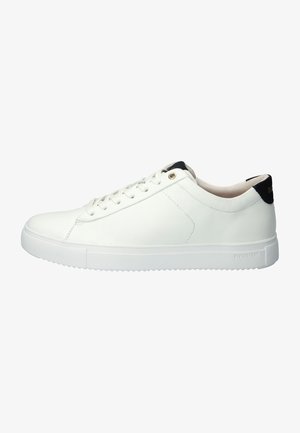 Witte leren sneakers met een gladde textuur, ronde neus en een witte rubberen zool. Zwarte accenten bij de hak. Klassiek vetersluitingontwerp.