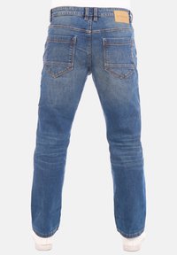 Jeans de mezclilla azul desgastado con pierna recta, cinco bolsillos y un parche de cuero marrón en la cintura trasera.