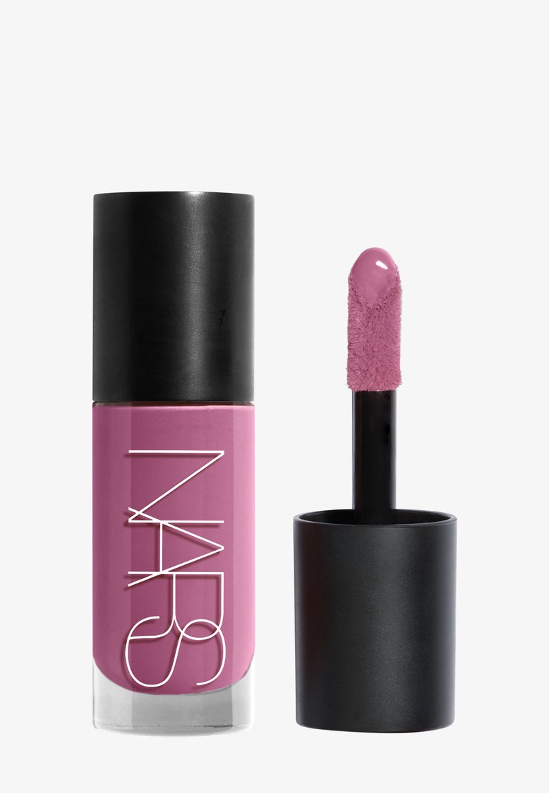 Rouge à lèvres liquide avec le logo NARS en teinte mauve, présenté avec un applicateur ouvert enduit de la même couleur.