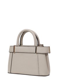 Piccola borsa a tracolla in pelle beige con doppi manici, forma strutturata, accenti metallici e cuciture a contrasto lungo i bordi.