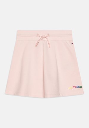 Jupe en jersey de coton rose avec une taille à cordon, de forme évasée, et le logo "HILFIGER" en texte multicolore au bas.