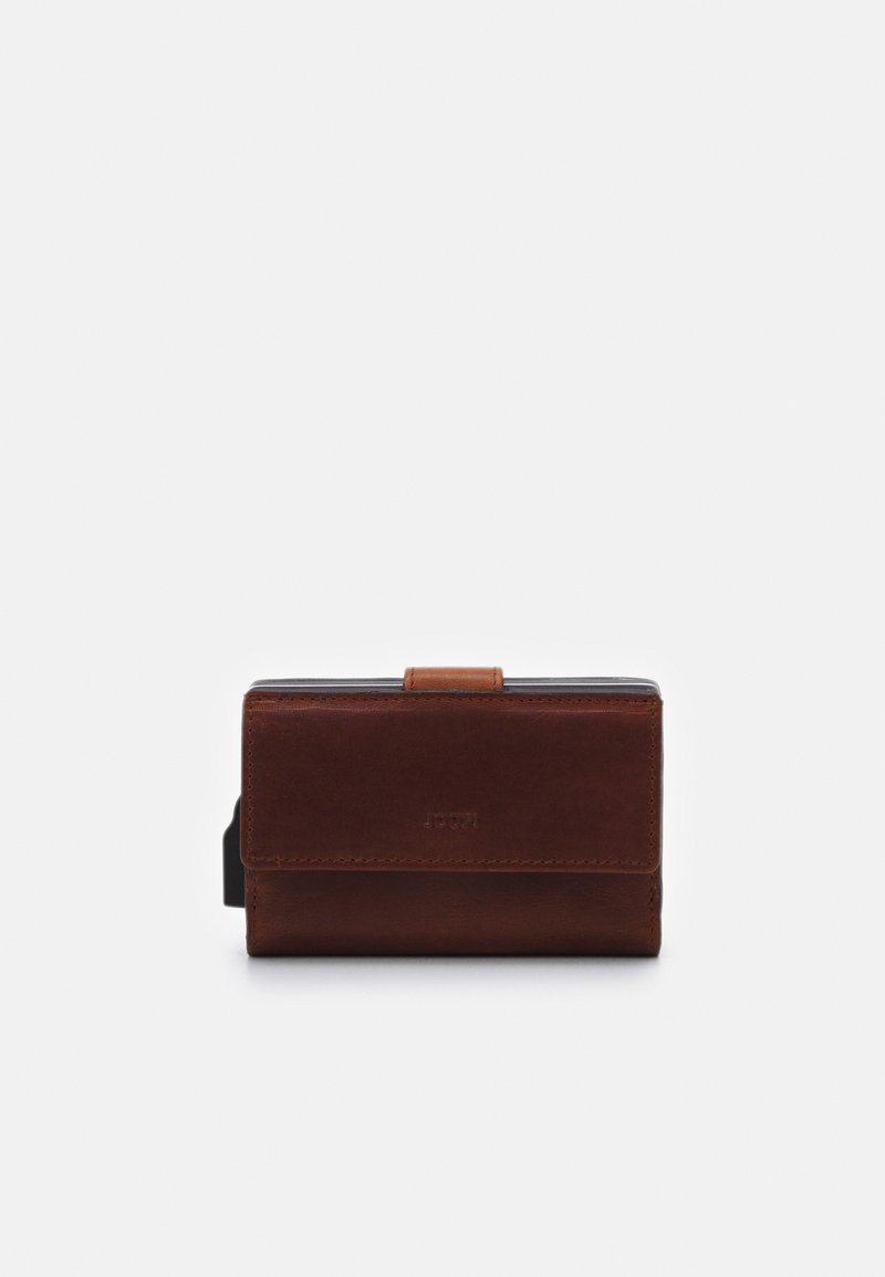 Portefeuille en cuir marron avec un design pliant, logo embossé et fermeture à pression. Présente une texture lisse et des accents noirs contrastants.