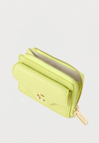 Vihreänsävyinen, teksturoidusta nahasta valmistettu vetoketjullinen lompakko, jossa on kullanväriset metalliosat. Varustettu läppätaskulla sekä sisäisillä lokeroilla korteille ja kolikoille.