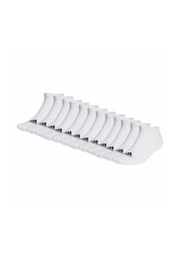 Chaussettes blanches mi-mollet disposées en ligne, avec un poignet côtelé et un logo noir sur le côté. Fabriquées dans un matériau lisse et respirant.