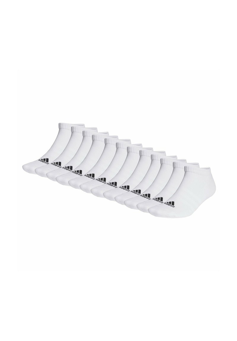 Chaussettes blanches mi-mollet disposées en ligne, avec un poignet côtelé et un logo noir sur le côté. Fabriquées dans un matériau lisse et respirant.