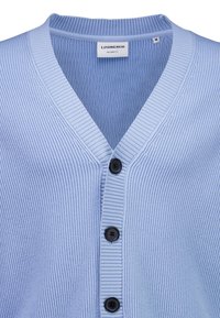 Cardigan azzurro chiaro a coste con scollo a V, caratterizzato da sei bottoni neri sul davanti e un tessuto strutturato per maggiore profondità.