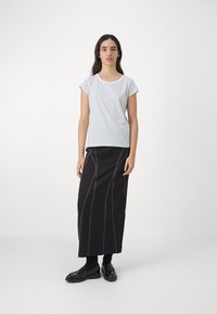 Mads Nørgaard STRIPE TEASY TEE - Majica kratkih rukava s printom - brilliant white/jadeite