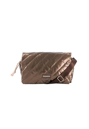 Sac bandoulière matelassé marron avec une bandoulière réglable et une étiquette de marque centrée sur le devant, fermé par une fermeture éclair et détail de nœud sur le côté.