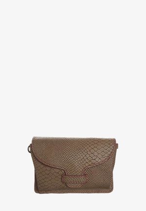 Bolso clutch de cuero marrón texturizado con cierre de solapa y detalles sutiles de costura sobre un fondo blanco.