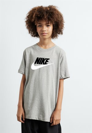 Grå t-skjorte med korte ermer laget av myk stoff, med en stor svart Nike-logo på brystet og en hvit swoosh-akcent.